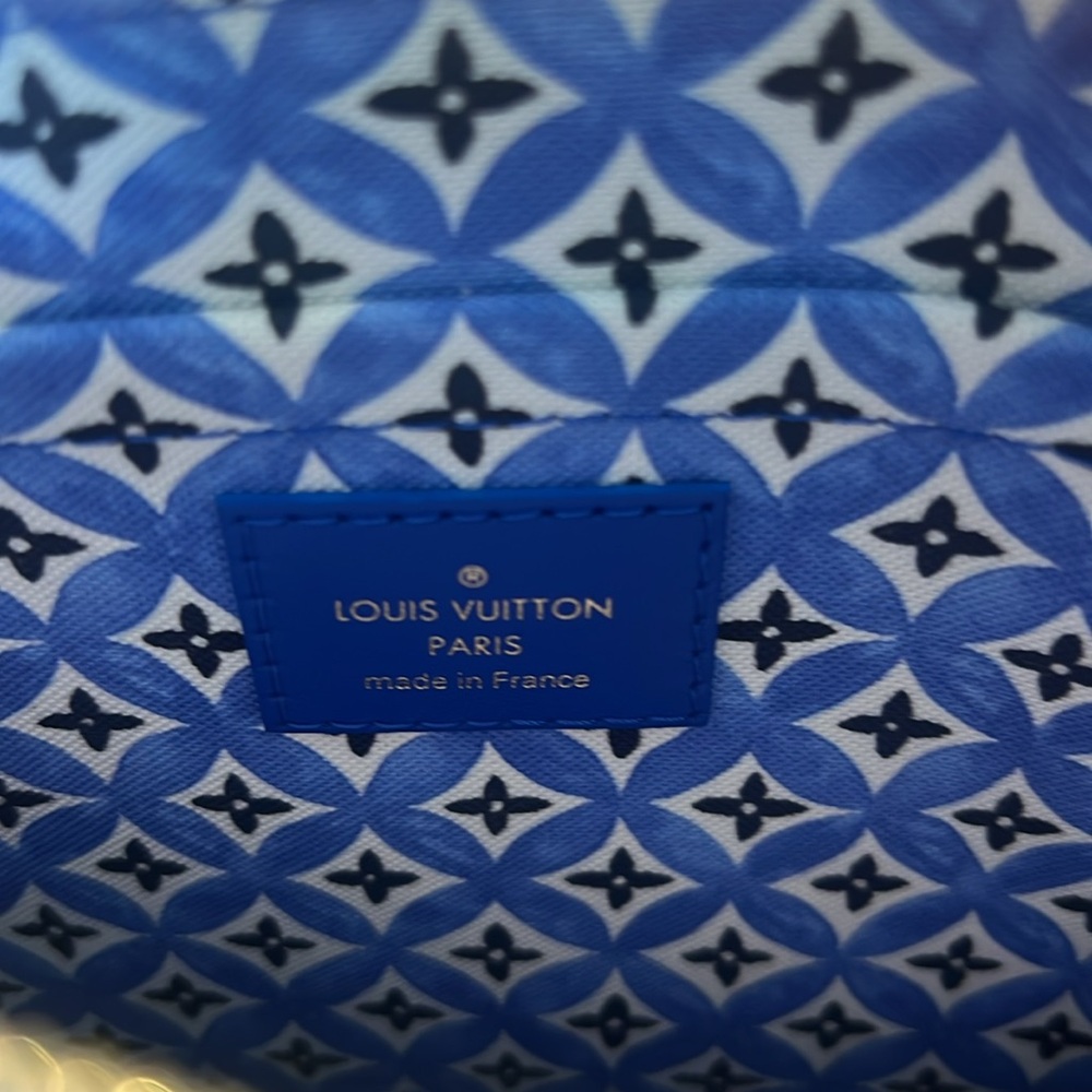 Louis Vuitton Blue and White pochette💙🤍
Listing for pouch only💙 - Picture 6 of 8